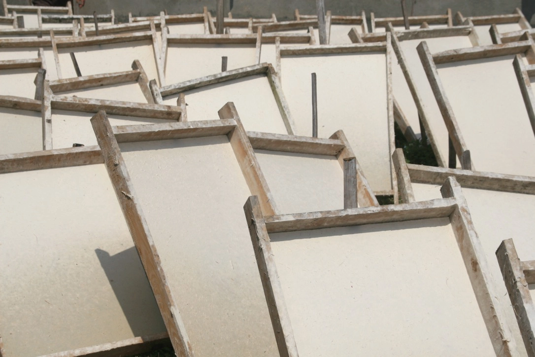 loktapapier droogt in de zon